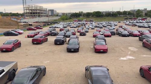 煥新Model Y 網(wǎng)約車蜂擁而至，提車的熱潮揭示AI司機(jī)日常另一面